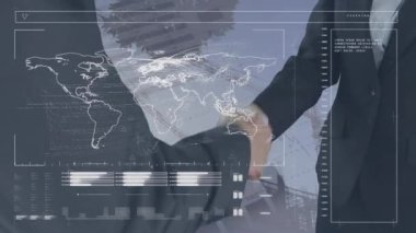 İnşaat alanında veri işleme animasyonu ve Kafkasyalı iş adamları el sıkışıyor. küresel iş, finans, bağlantılar ve dijital arayüz konsepti dijital olarak oluşturulmuş video.