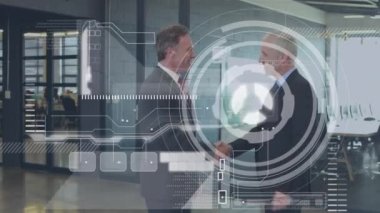 Beyaz iş adamlarının el sıkışması üzerine finansal veri işleme animasyonu. küresel iş, finans, bağlantılar ve dijital arayüz konsepti dijital olarak oluşturulmuş video.