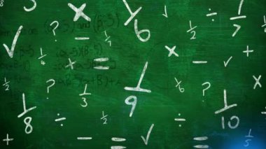 Matematiksel formülleri yeşil arkaplan üzerinde hareket ettirme animasyonu. Bilim, eğitim ve öğrenme kavramı dijital olarak oluşturulmuş video.