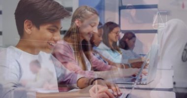 Matematiksel formüllerin sınıftaki öğrenciler üzerinde canlandırılması. eğitim ve öğrenme kavramı dijital olarak oluşturulmuş video.