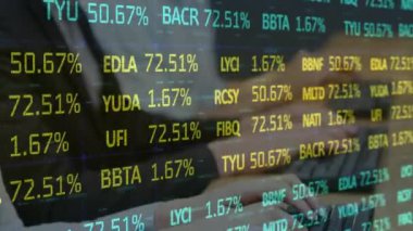 Kulaklık takan çeşitli iş adamları üzerinde borsa animasyonu. küresel iş, finans, bağlantılar ve dijital arayüz konsepti dijital olarak oluşturulmuş video.