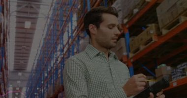 Depodaki Kafkas işadamının finansal veri işleme animasyonu. küresel sevkiyat, dağıtım ve bağlantılar konsepti dijital olarak oluşturulmuş video.