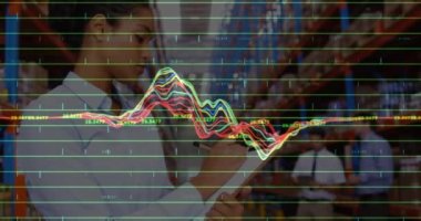 Depodaki çeşitli iş adamları üzerinde finansal veri işleme animasyonu. küresel sevkiyat, dağıtım ve bağlantılar konsepti dijital olarak oluşturulmuş video.