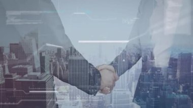 Şehir manzarası üzerinde finansal veri işleme animasyonu ve Kafkasyalı iş adamları el sıkışıyor. küresel iş, finans, bağlantılar ve dijital arayüz konsepti dijital olarak oluşturulmuş video.