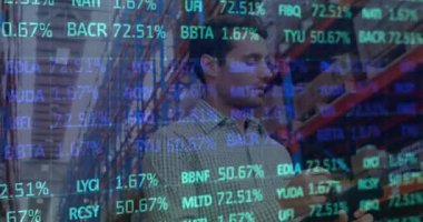 Depodaki Kafkasyalı işçilere karşı borsa animasyonu. küresel sevkiyat, dağıtım ve bağlantılar konsepti dijital olarak oluşturulmuş video.