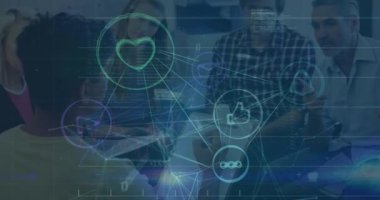 İş arkadaşlarının tartıştığı bağlantılar ve veri işleme ağının animasyonu. küresel iş, veri işleme ve dijital arayüz kavramı dijital olarak oluşturulmuş video.