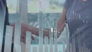 Beyaz iş adamlarının el sıkışması üzerine finansal veri işleme animasyonu. küresel iş, finans, bağlantılar ve dijital arayüz konsepti dijital olarak oluşturulmuş video.