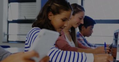 Matematiksel formüllerin sınıftaki öğrenciler üzerinde canlandırılması. eğitim ve öğrenme kavramı dijital olarak oluşturulmuş video.