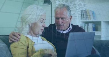 Dizüstü bilgisayarla yaşlı çiftin finansal veri işleme animasyonu. dijital arayüz ve teknoloji konsepti dijital olarak oluşturulmuş video.