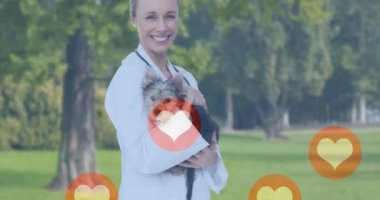 Gülümseyen kadın veteriner köpeği üzerinde hareket eden kalp ikonlarının canlandırması. Köpek gezdirme günü, iletişim ve sosyal medya konsepti dijital olarak oluşturulmuş video.