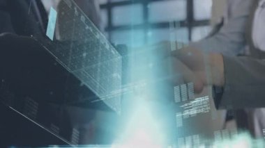 Çeşitli iş adamlarının el sıkışması üzerine finansal veri işleme animasyonu. küresel iş, finans, bağlantılar ve dijital arayüz konsepti dijital olarak oluşturulmuş video.