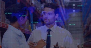 Depodaki çeşitli iş adamlarının finansal veri işleme ve dünya haritasının animasyonu. küresel sevkiyat, dağıtım ve bağlantılar konsepti dijital olarak oluşturulmuş video.