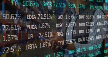 Depodaki melez işçilere karşı borsa animasyonu. küresel sevkiyat, dağıtım ve bağlantılar konsepti dijital olarak oluşturulmuş video.