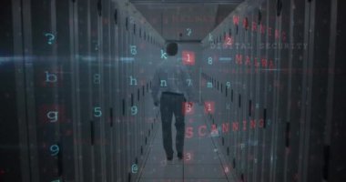 Sunucu odasındaki beyaz adama yapılan siber saldırı uyarısı. küresel internet güvenliği, bağlantılar ve veri işleme konsepti dijital olarak oluşturulmuş video.