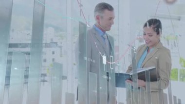 Kafkasyalı iş adamları hakkında konuşurken finansal veri işleme animasyonu. küresel iş, finans, bağlantılar ve dijital arayüz konsepti dijital olarak oluşturulmuş video.