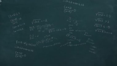 Matematiksel formülleri karatahtanın üzerinde hareket ettirmenin animasyonu. Bilim, eğitim ve öğrenme kavramı dijital olarak oluşturulmuş video.