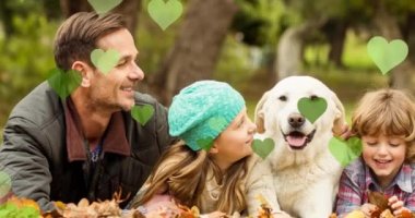 Parkta evcil köpekleri ile birlikte beyaz ailelere karşı yüzen birden fazla pembe kalp ikonu. Bir köpek günü farkındalık konseptini yürüt