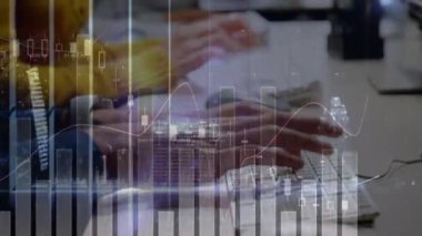 Bilgisayar kullanan çeşitli iş adamları üzerinde finansal veri işleme animasyonu. küresel iş, finans, bağlantılar ve dijital arayüz konsepti dijital olarak oluşturulmuş video.