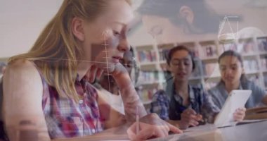 Sınıfta dizüstü bilgisayarla matematik denklemlerinin okul çocukları üzerindeki animasyonu. eğitim, öğrenme ve teknoloji konsepti dijital olarak oluşturulmuş video.