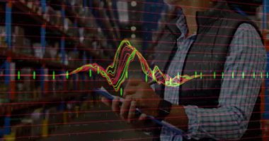 Depodaki melez işçiyle ilgili finansal veri işleme animasyonu. Dijital olarak üretilen video konsepti.