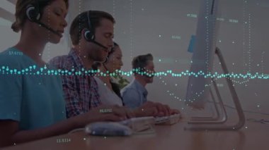 Çeşitli iş adamlarının kulaklıklarla finansal veri işleme animasyonları. küresel iş, finans, bağlantılar ve dijital arayüz konsepti dijital olarak oluşturulmuş video.