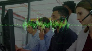 Çeşitli iş adamlarının kulaklıklarla veri işleme animasyonları. küresel iş, finans, bağlantılar ve dijital arayüz konsepti dijital olarak oluşturulmuş video.