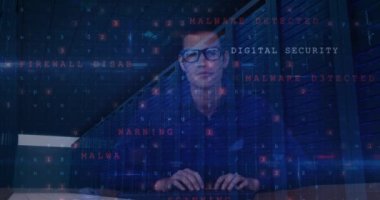 Erkek hacker ve bilgisayar sunucuları üzerinde siber saldırı uyarısı ve veri işleme animasyonu. küresel çevrimiçi güvenlik, veri işleme ve dijital olarak oluşturulan siber suç kavramı.