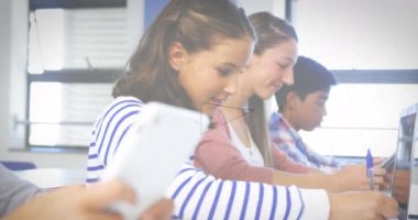 Sınıfta dizüstü bilgisayar kullanarak okul çocuklarıyla matematik denklemlerinin animasyonu. eğitim, öğrenme ve teknoloji konsepti dijital olarak oluşturulmuş video.