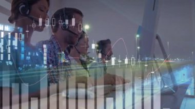 Çeşitli iş adamlarının kulaklıklarla finansal veri işleme animasyonları. küresel iş, finans, bağlantılar ve dijital arayüz konsepti dijital olarak oluşturulmuş video.