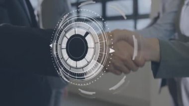 Çeşitli iş adamlarının el sıkışması üzerine finansal veri işleme animasyonu. küresel iş, finans, bağlantılar ve dijital arayüz konsepti dijital olarak oluşturulmuş video.