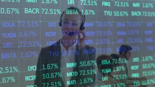 Animace Akciového Trhu Nad Různými Obchodníky Headsety Globální Obchod Finance — Stock video