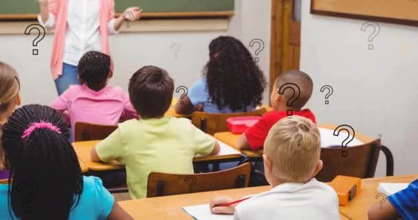 Animacja Znaków Zapytania Różnymi Uczniami Nauczycielami Klasie Edukacja Wiedza Koncepcja — Wideo stockowe