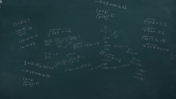 Animacja Ruchomych Formuł Matematycznych Nad Tablicą Koncepcja Nauki Edukacji Uczenia — Wideo stockowe