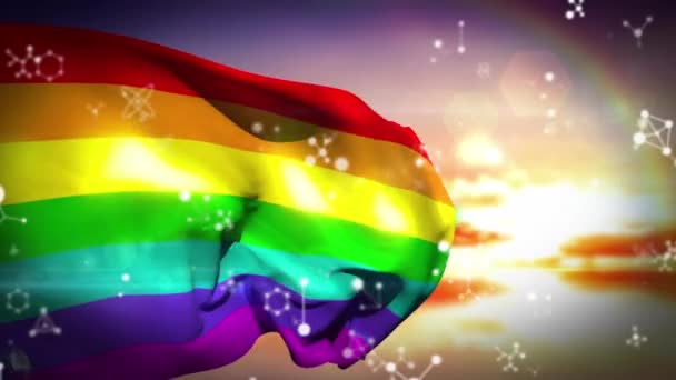 天空和云彩上的彩虹旗的动画 Lgbtq自豪与平等庆祝概念数码视频 — 图库视频影像