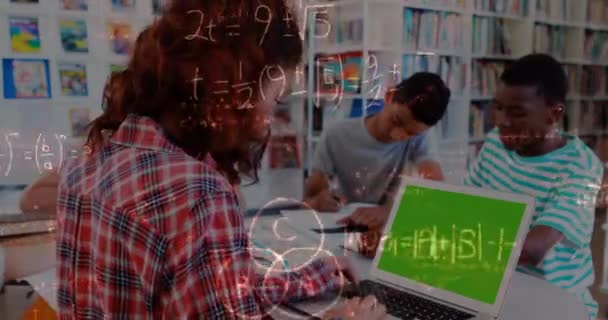 Animación Ecuaciones Matemáticas Con Colegiala Usando Portátil Con Pantalla Verde — Vídeos de Stock