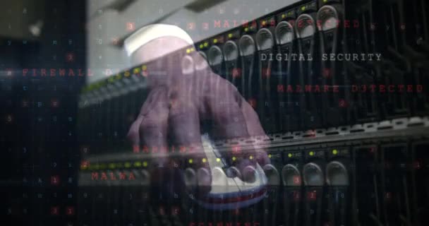 サイバー攻撃のアニメーションは サーバールームで白人男性の手に警告します 世界的なインターネットセキュリティ データ処理の概念デジタルで生成されたビデオ — ストック動画