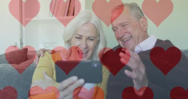 Sosyal Medya Kalp Ikonlarının Akıllı Telefon Kullanan Yaşlı Çiftler Üzerinde — Stok video