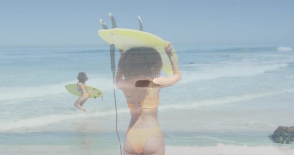 Animatie Van Biracial Vrouwelijke Surfer Vrouwelijke Surfer Het Strand Mondiaal — Stockvideo
