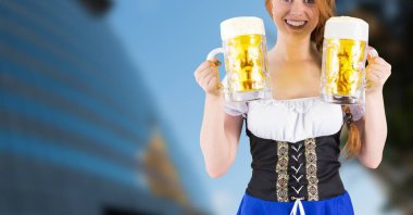 Kafkas garsonun arka plandaki yüksek binaya karşı elinde bir bardak bira tutarken resminin birleşimi. bar ve kulüp konsepti