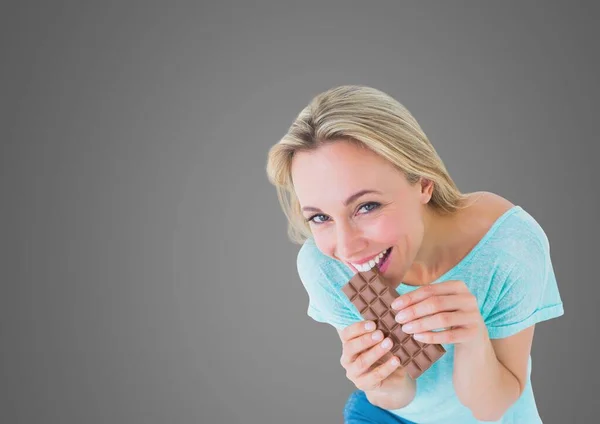 Portret Van Een Blanke Vrouw Die Een Chocoladereep Eet Tegen — Stockfoto