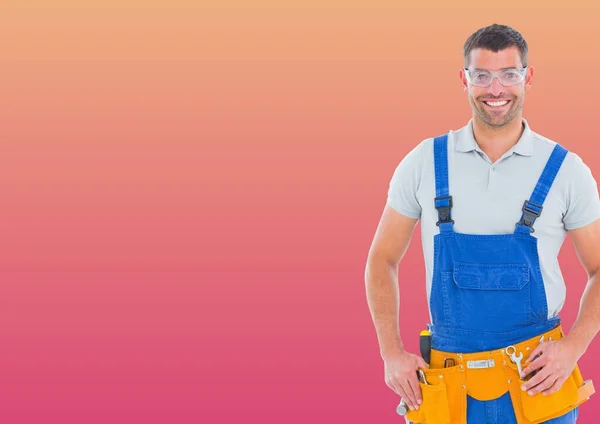 オレンジ色のグラデーションの背景にコピースペースで微笑む白人男性修理工の肖像画 修理保守サービスの概念 — ストック写真