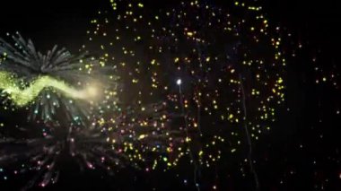 Konfeti ve siyah arka planda havai fişek üzerine mutlu diwali animasyonu. parti ve kutlama konsepti dijital olarak oluşturulmuş video.