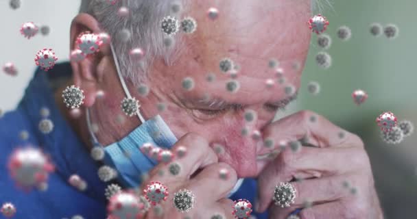 Σύνθετο Βίντεο Πολλαπλά Κύτταρα Covid Αιωρούνται Εναντίον Ενός Ηλικιωμένου Καυκάσιου — Αρχείο Βίντεο