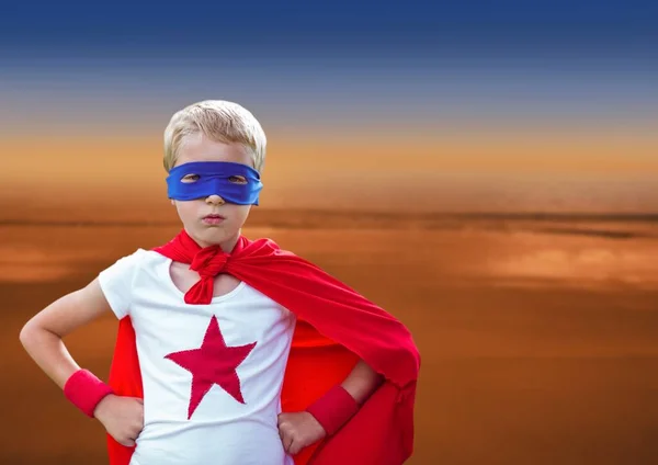Композитный Образ Белого Мальчика Костюме Супергероя Фоне Закатного Неба Концепция — стоковое фото