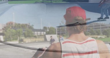 Beyaz adamın kaykay yaparken kaykay parkında gülümseyen beyaz adamın animasyonu. hobi ve yaşam tarzı konsepti dijital olarak oluşturulmuş video.