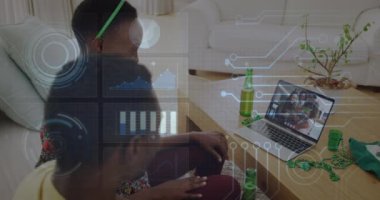 Afro-Amerikan çiftin video görüşmesi sırasında veri işleme animasyonu. bulut hesaplama ve veri işleme kavramı dijital olarak oluşturulmuş video.