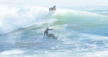 Kafkasyalı bir adamın, beyaz bir adamın sörf ve denizde sörf yaptığı animasyon. hobi ve yaşam tarzı konsepti dijital olarak oluşturulmuş video.