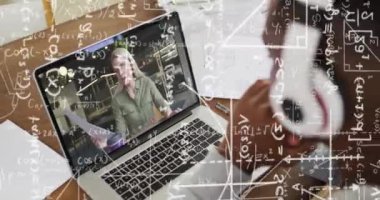 Matematiksel denklemlerin animasyonu. Afrikalı Amerikalı bir çocuğun okul videosu yüzünden. bulut hesaplama ve veri işleme kavramı dijital olarak oluşturulmuş video.