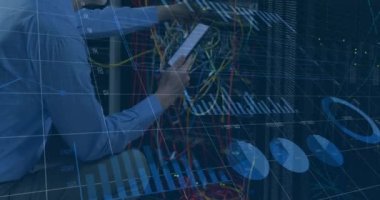 Asyalı teknisyenlerin bilgisayar sunucularını kontrol etmesiyle ilgili istatistik ve veri işleme animasyonu. küresel hesaplama, dijital arayüz ve dijital olarak oluşturulmuş video işleme kavramı.