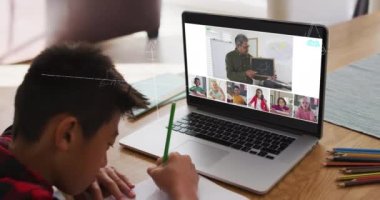 Asyalı çocuğun okul videosuyla ilgili matematik denklemlerinin animasyonu. bulut hesaplama ve veri işleme kavramı dijital olarak oluşturulmuş video.